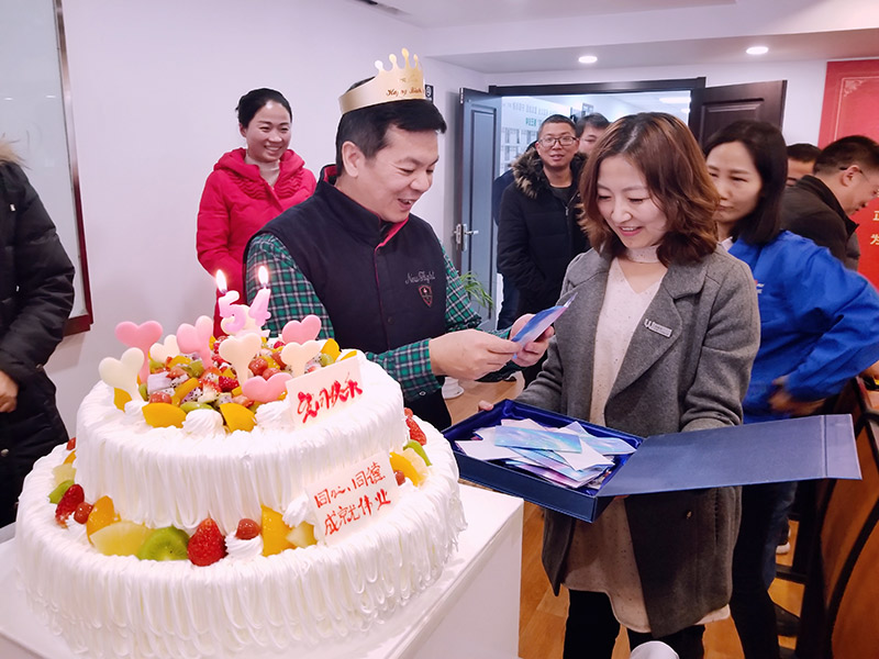 您有一份生日祝福需要查收！萬威機械員工為董事長,總經理送上祝福