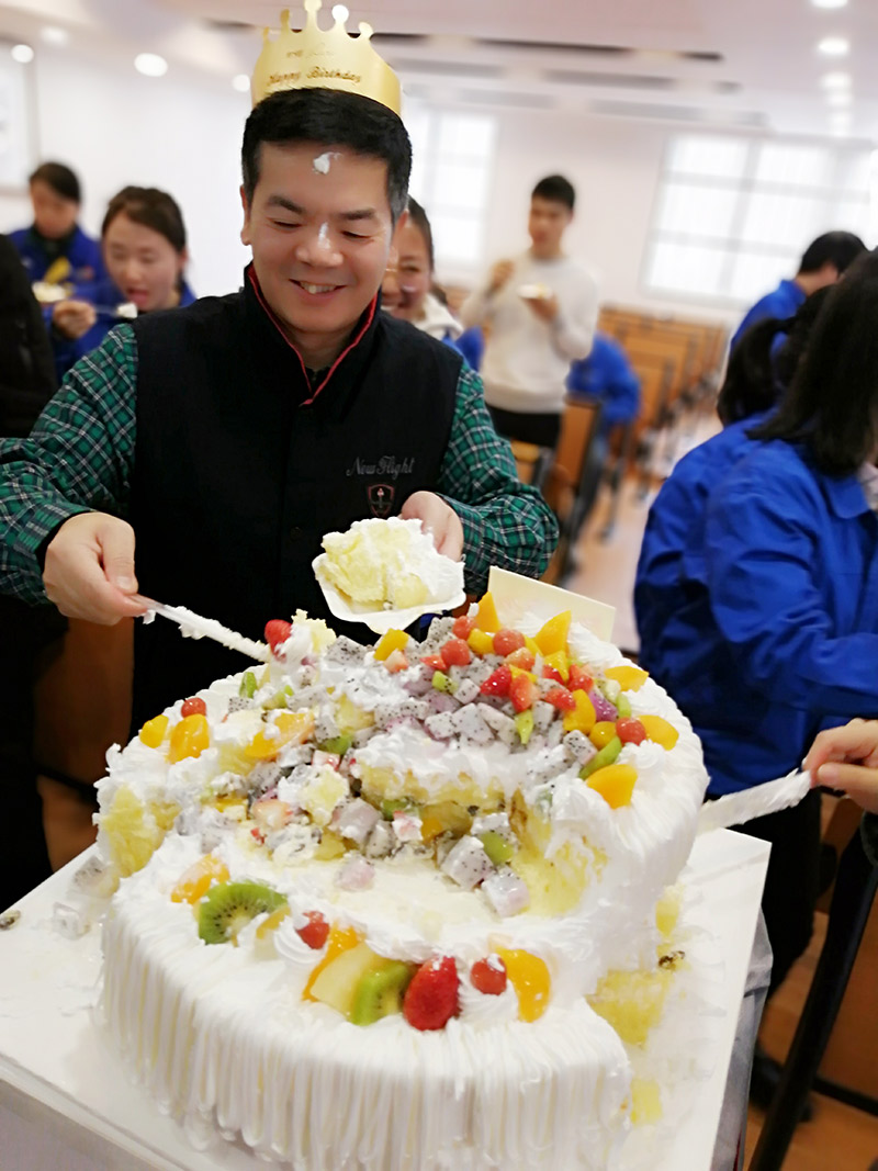 您有一份生日祝福需要查收！萬威機械員工為董事長,總經理送上祝福