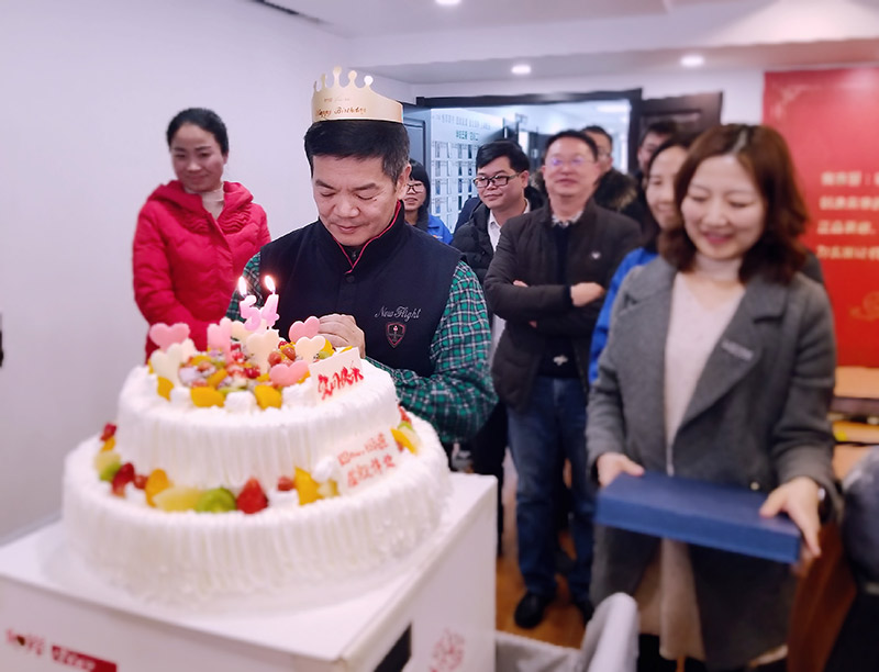 您有一份生日祝福需要查收！萬威機械員工為董事長,總經理送上祝福